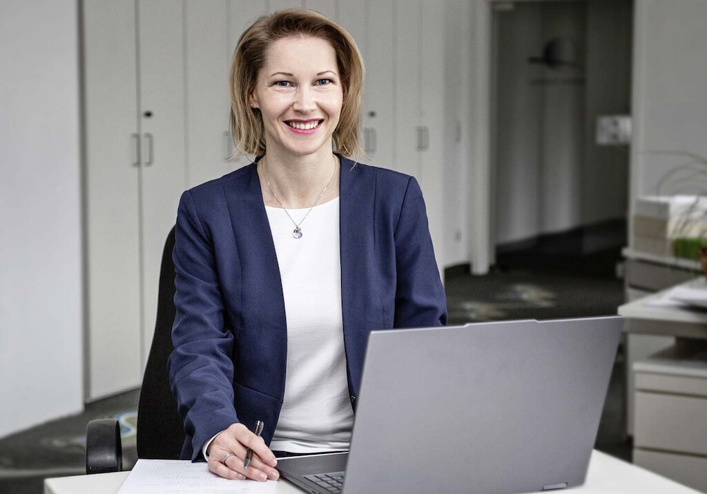 Personalerin bei HALBMOND, Sandra Faust, an Ihrem Arbeitsplatz